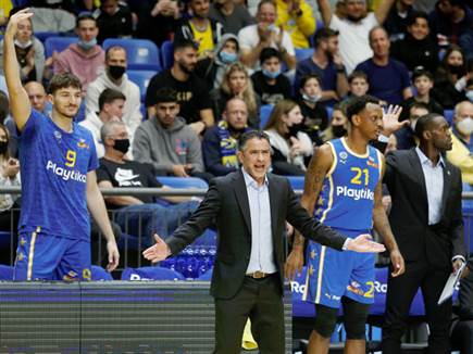 אבי אבן והספסל של מכבי. רוטציה רחבה (אלן שיבר)