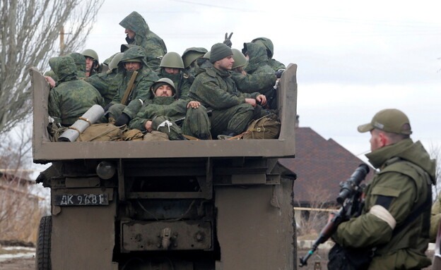 מלחמת רוסיה אוקראינה: בדלנים פרו-רוסיים על משאית ב (צילום: רויטרס)
