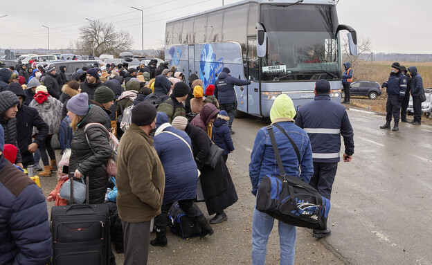 פליטים מאוקראינה עולים על אוטובוס בגבול מולדובה (צילום: AP)