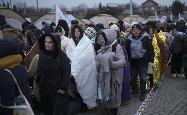 מלחמת אוקראינה רוסיה: פליטים אוקראינים במעבר הגבול (צילום: רויטרס)