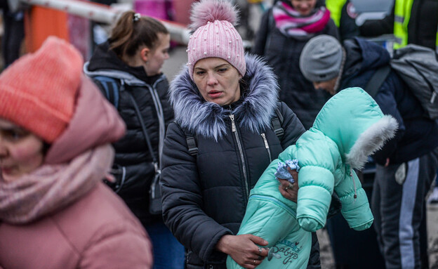 פליטים מאוקראינה במעבר לפולין (צילום: Omar Marques, getty images)