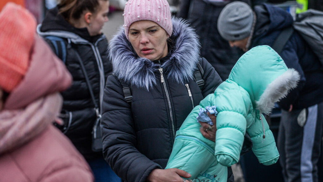 פליטים מאוקראינה במעבר לפולין (צילום: Omar Marques, getty images)