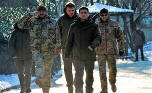 זלנסקי ולוחמים (צילום: EVGENIYA MAKSYMOVA/AFP/GettyImages)