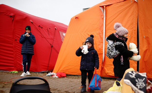ילדים במחנה פליטים על גבול אוקראינה (צילום: רויטרס)