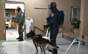 עשרות חשודים נעצרו במבצע משטרתי מיוחד (צילום: דוברות משטרת ישראל)