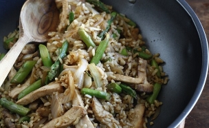 אורז מלא מוקפץ (צילום: אפיק גבאי, פשוט לבשל בריא, הוצאת כלטקסט)