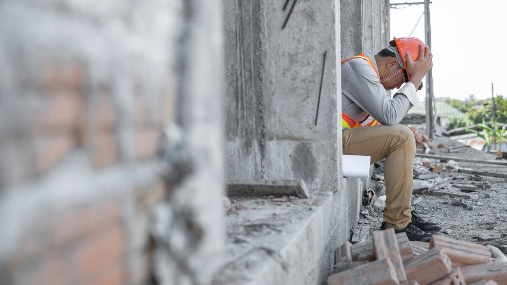 עובד בניה עצוב עובד בניה עצוב