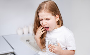 ילד כאב בטן (צילום: Shutterstock)