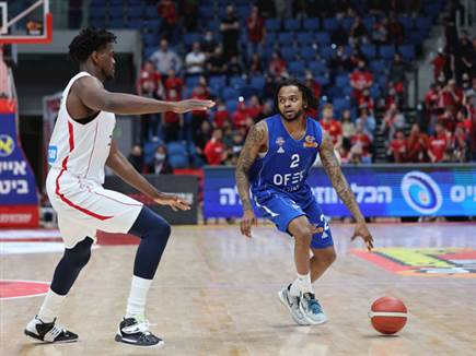 הרשים בבכורה. קופר (מנהלת הליגה)