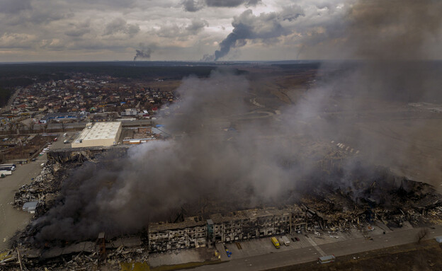 מפעל נשרף באירפין, אוקראינה (צילום: ASSOCIATED PRESS AP)