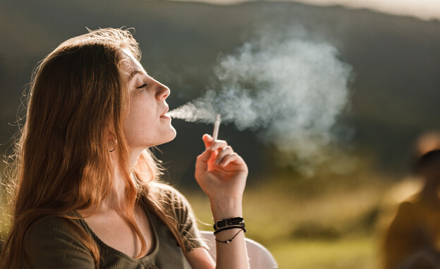 אישה מעשנת סיגריה | אילוסטרציה (צילום: getty images)
