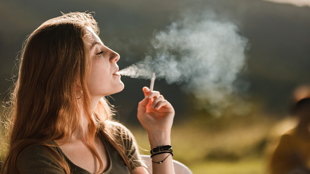 אישה מעשנת סיגריה | אילוסטרציה אישה מעשנת סיגריה | אילוסטרציה