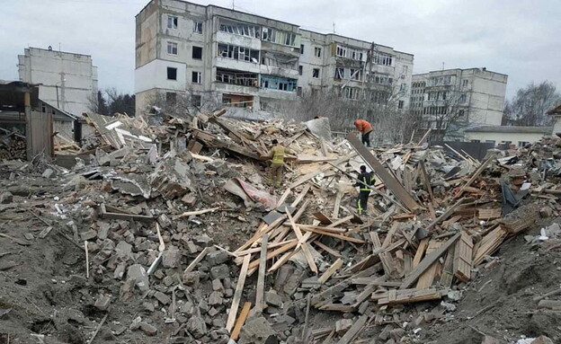 המלחמה באוקראינה: בניין מגורים שהופצץ בז'יטומיר (צילום: רויטרס)
