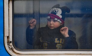פליטים מאוקראינה  (צילום: Louisa GOULIAMAKI / AFP)