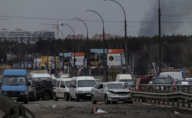 מלחמת אוקראינה רוסיה: רכבים נטושים סמוך לאירפין (צילום: רויטרס)