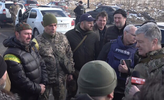 נשיא אוקראינה לשעבר שעלה על מדים וביקר את הלוחמים (צילום: חדשות 12)
