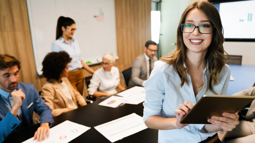 אילוסטרציה אישה עסקים גיוון אוכלוסיות ייצוג משרד אילוסטרציה אישה עסקים גיוון אוכלוסיות ייצוג משרד
