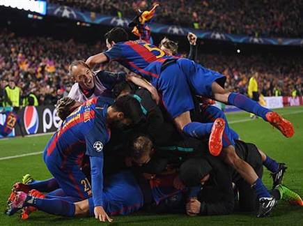 שחקני ברצלונה חוגגים את המהפך. לא היתה לניצחון הזה המשכיות (Getty)