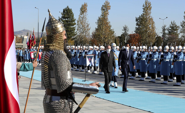 נשיא טורקיה בקבלת פנים לשייח' מקטאר (צילום: AP)