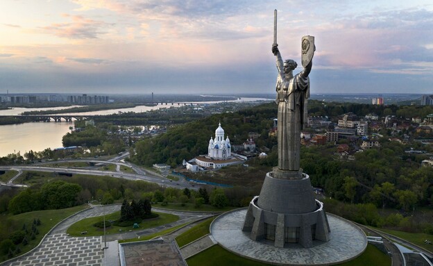 פסל מלחמת העולם השנייה במוזיאון הלאומי להיסטוריה של אוקראינה (צילום: Efrem Lukatsky, AP)