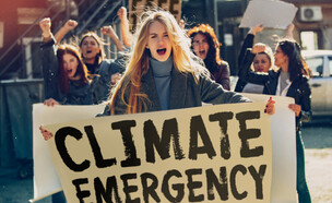 נשים מפגינות בדרשה לפעולת אקלים (צילום: Master1305, shutterstock)