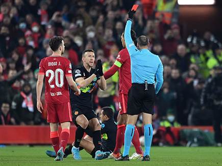 אך אלכסיס סאנצ'סף שבישל את השער, הורחק מיד לאחר מכן (Getty)