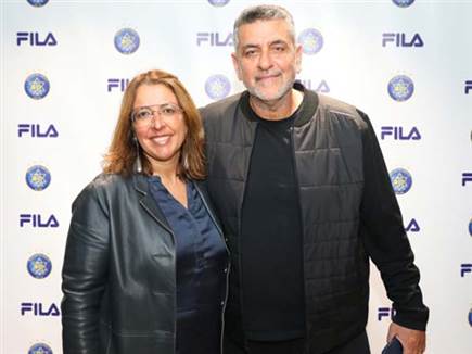 מנכ"לית מכבי ת"א שרון תמם עם אחד מבעלי רשת פקטורי, יוסי איראני, באירוע שארגנו הצהובים