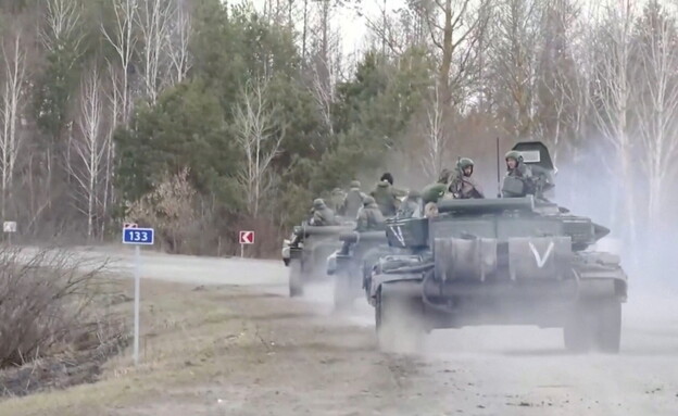 טנקים רוסים בדרכם לקייב (צילום: רויטרס)