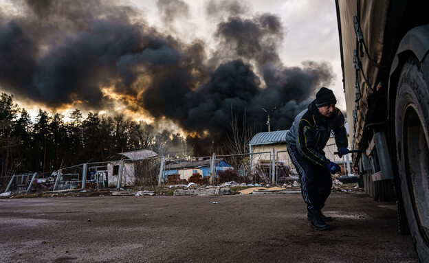 השרפה שנגרמה מהפצצה רוסית על מתקן אחסון בעיר קליניבקה באוקראינה (צילום: getty images)