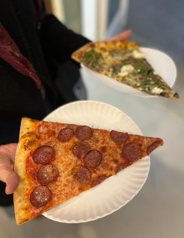 שני משולשי פיצה לא קטנים בכלל (צילום: ניצן לנגר, אוכל טוב, mako)