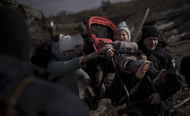 פליטים נמלטים מאירפין שבפאתי קייב (צילום: AP)