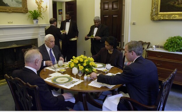 כשגריר ישראל בארהב, בוושינגטון עם רהמ אריאל שרון והנשיא גורג בוש (צילום: סער יעקב, לע