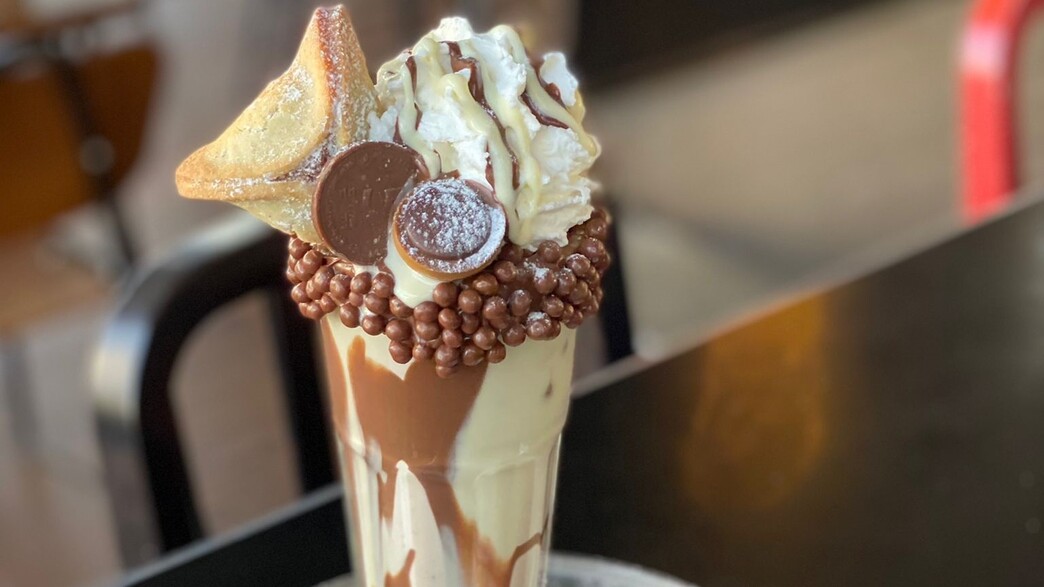 תומר אומנסקי לטרומן אנד אנד קו. מילקשייק אוזני המן תומר אומנסקי לטרומן אנד אנד קו. מילקשייק אוזני המן