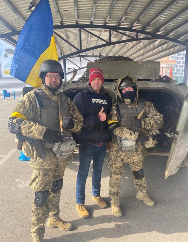 הצלם גל זייטמן וחיילים אוקראינים (צילום: N12)
