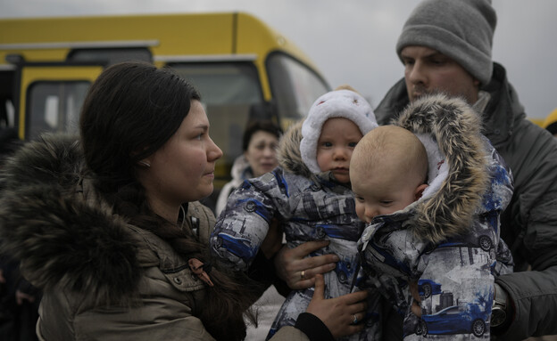 פליטים באוקראינה (צילום: ap)