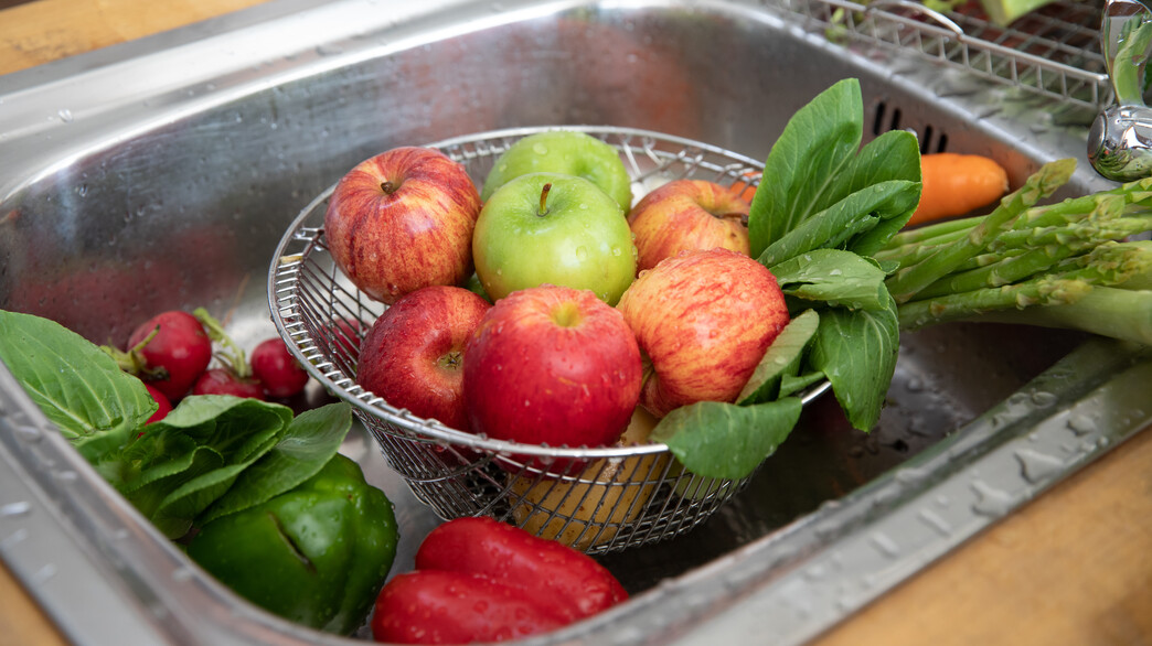 שטיפת פירות וירקות (צילום:  bankerwin, Shutterstock)