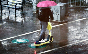 אנשים בגשם (צילום: אבשלום ששוני, פלאש 90)