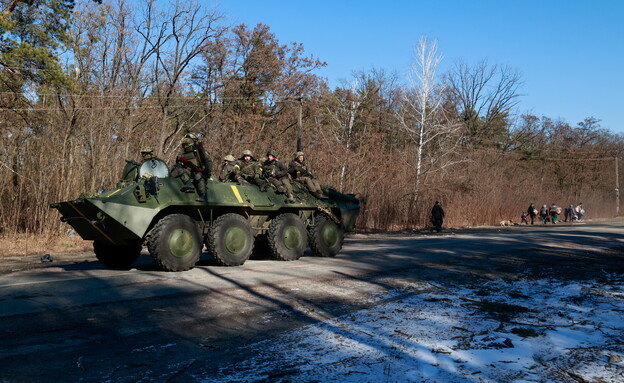 כוחות רוסיים בסמוך לקייב (צילום: רויטרס)