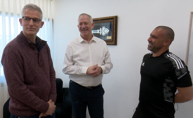 רשף לוי פוגש את נבחרת הכדורגל של הכנסת (צילום: חדשות 12)