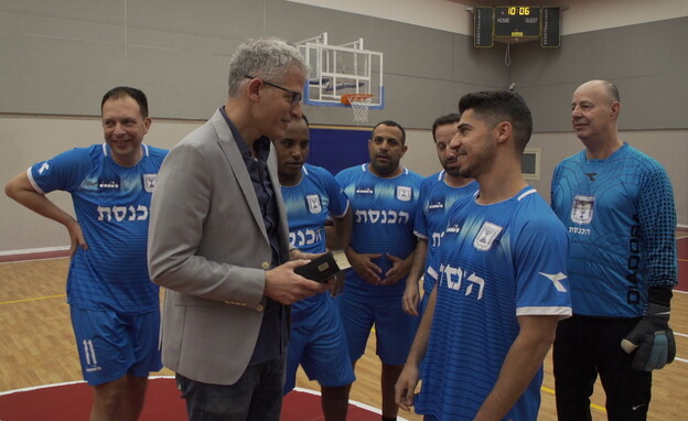 רשף לוי פוגש את נבחרת הכדורגל של הכנסת (צילום: חדשות 12)