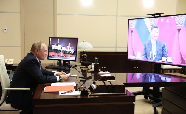 הנשיא פוטין בשיחה עם נשיא סין שי (צילום: Kremlin Press Office / Handout/Anadolu Agency via Getty Images)