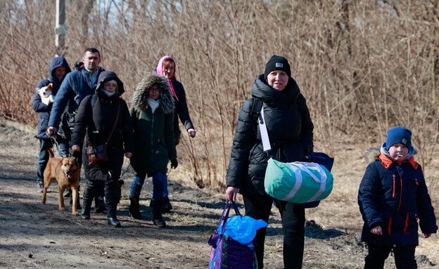 פליטים אוקראינים נמלטים בסמוך לקייב (צילום: רויטרס)