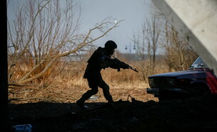 מלחמת אוקראינה רוסיה: חייל אוקראיני תופס עמדה באיר (צילום: רויטרס)