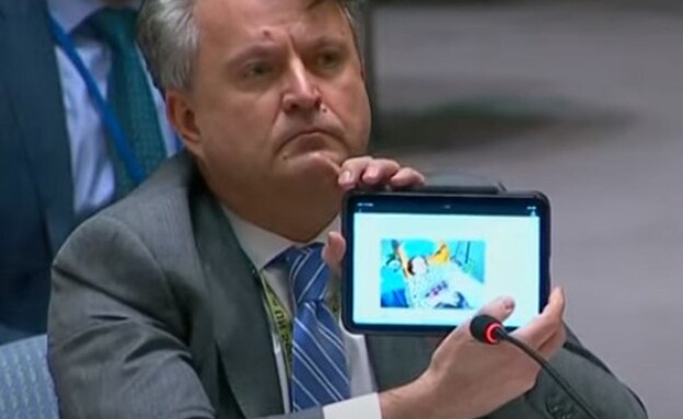 שגריר אוקראינה באו"ם מציג את תמונתה של מריאנה (צילום: sky news)