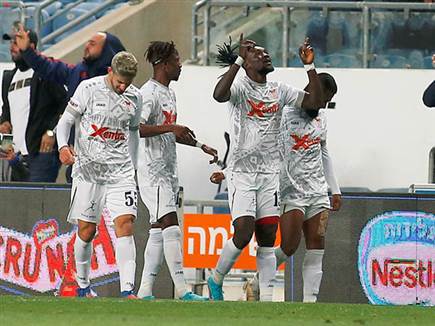 העניק את הניצחון עשר דקות על המגרש. אודה (אלן שיבר)