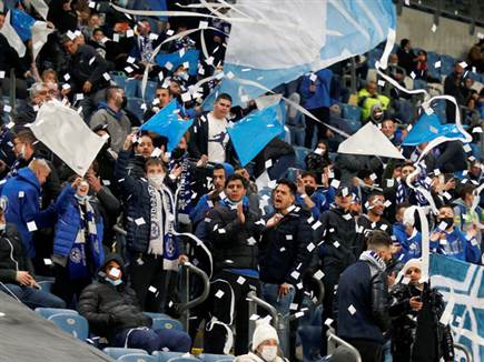 חגיגה ביציעים במושבה (אלן שיבר)