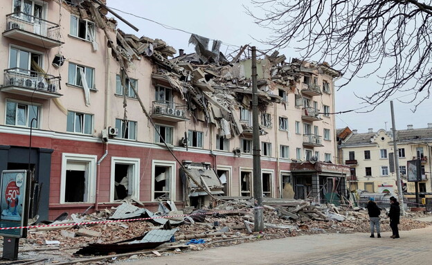 מלחמת אוקראינה רוסיה: בניין שהופגז בעיר צ'רנייב (צילום: רויטרס)