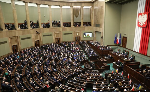זלנסקי בפרלמנט הפולני (צילום: לפי סעיף 27 א')