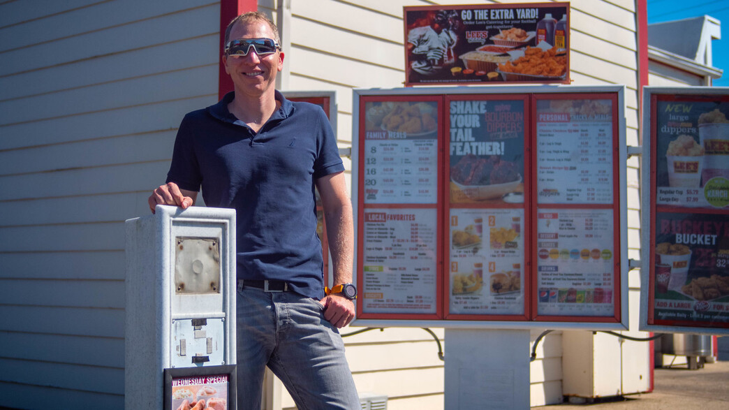 מנכ''ל היי אוטו רועי בהרב ליד עמדה לביצוע הזמנות של החברה HiAuto מנכ''ל היי אוטו רועי בהרב ליד עמדה לביצוע הזמנות של החברה HiAuto