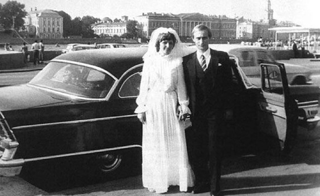 ולדימיר פוטין ולודמילה פוטינה ביום חתונתם (צילום: הארכיון הרוסי)